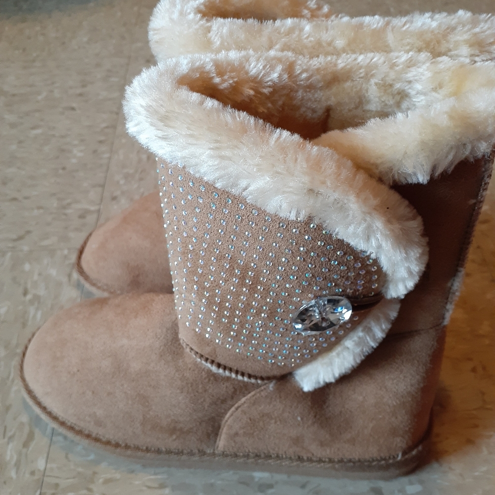 Womens short faux suede boots Sz 6 nwob